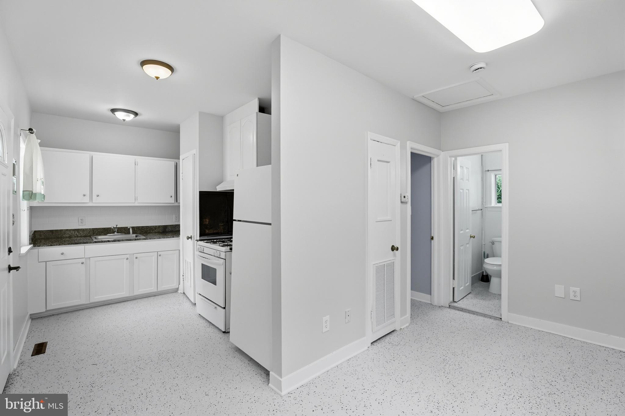 5117 HOLLYWOOD ROAD