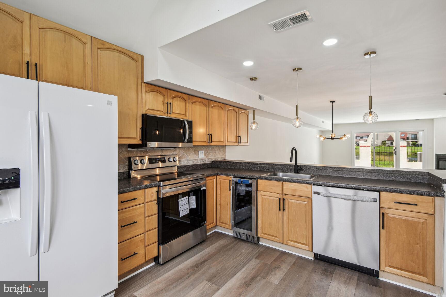 33-F Queen Anne Way