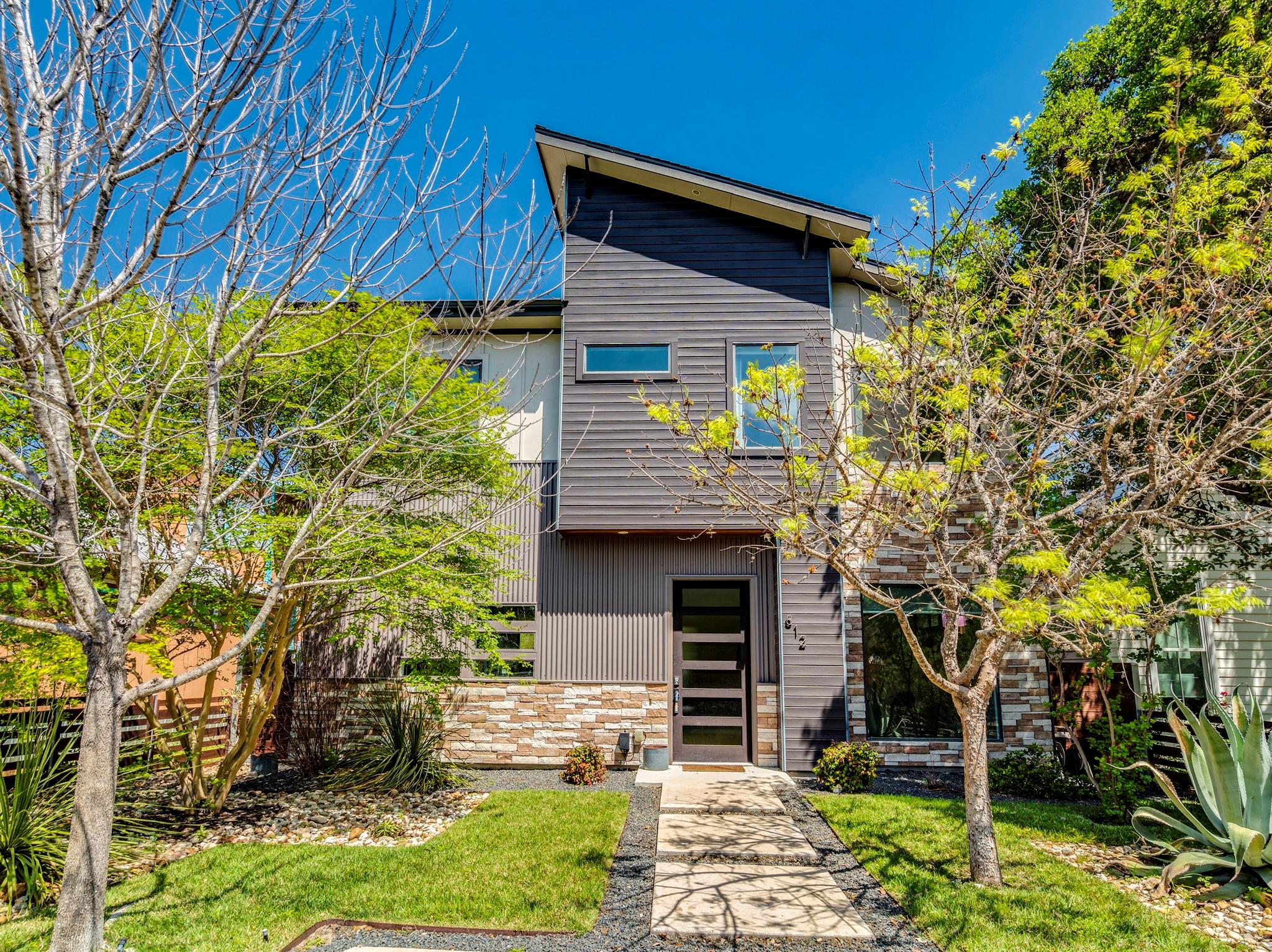812 W Live Oak ST