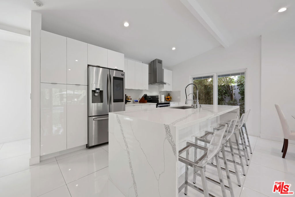 1318 N Beachwood Drive