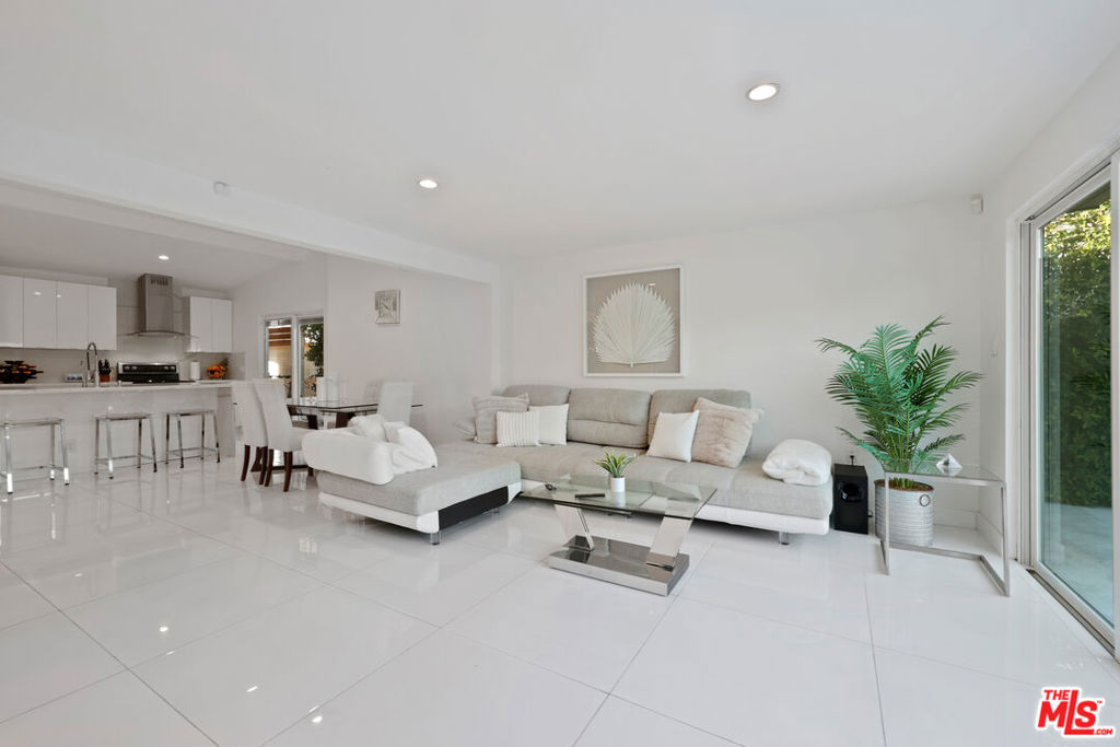 1318 N Beachwood Drive