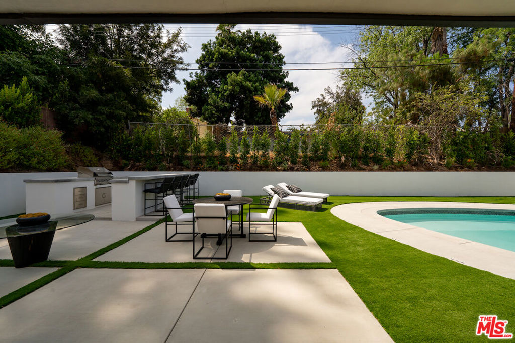 20748 Burbank Boulevard