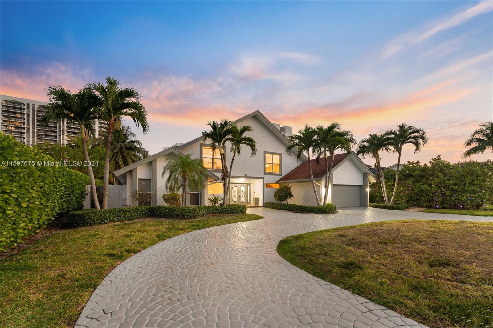 413 Holiday Dr