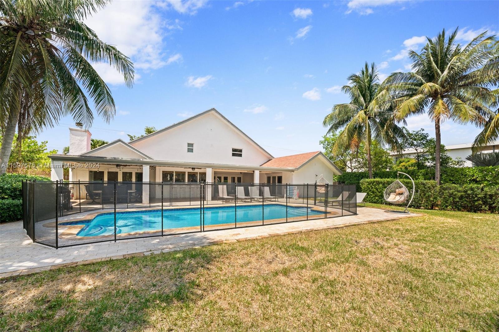 413 Holiday Dr
