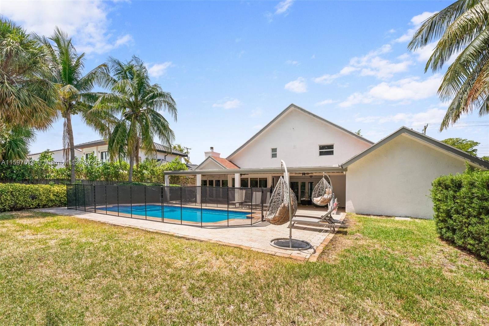 413 Holiday Dr
