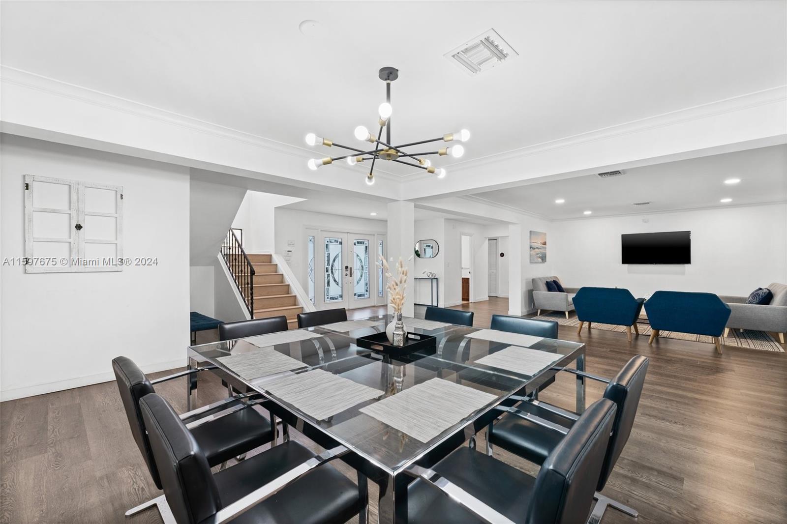 413 Holiday Dr