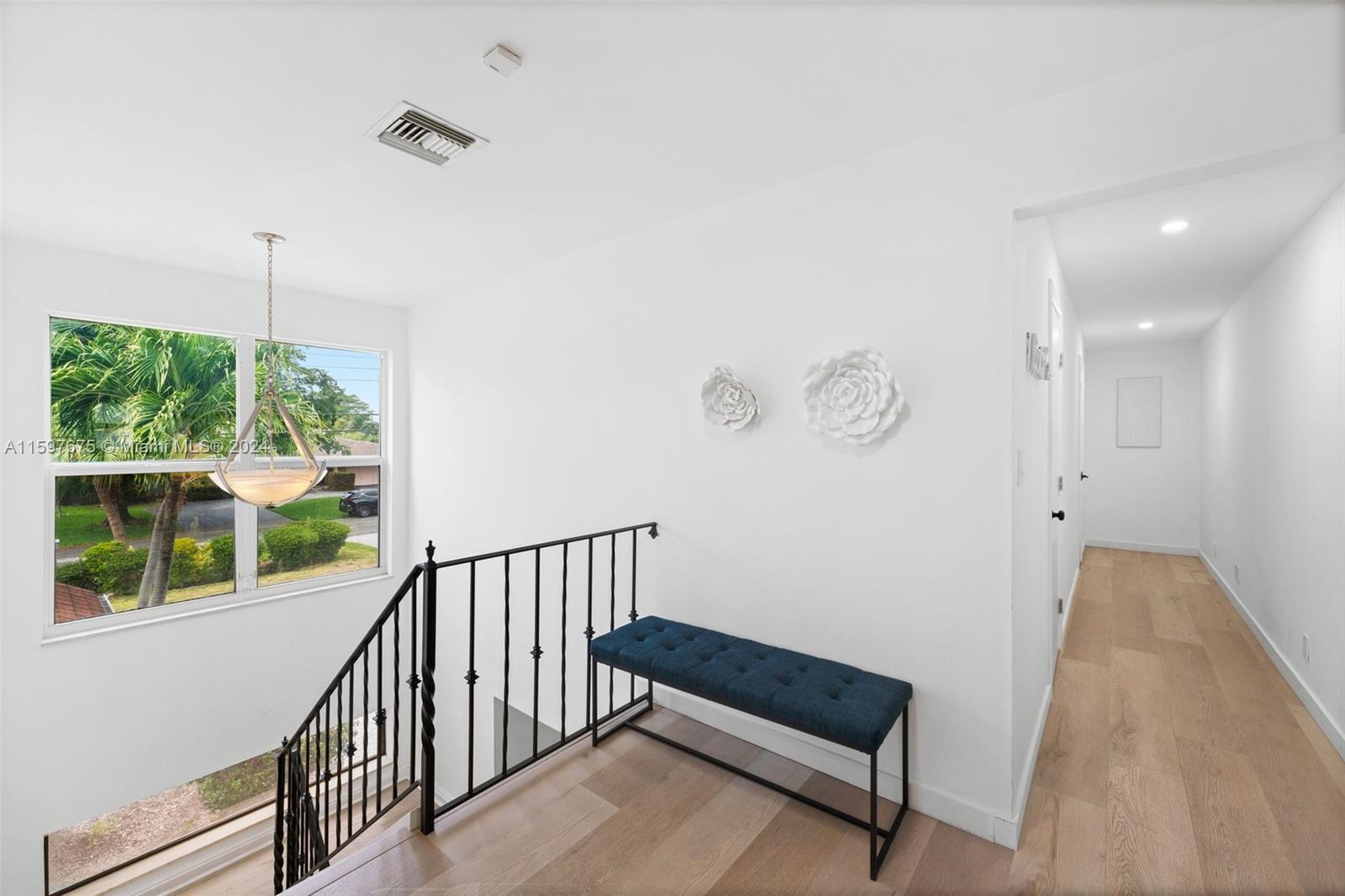 413 Holiday Dr