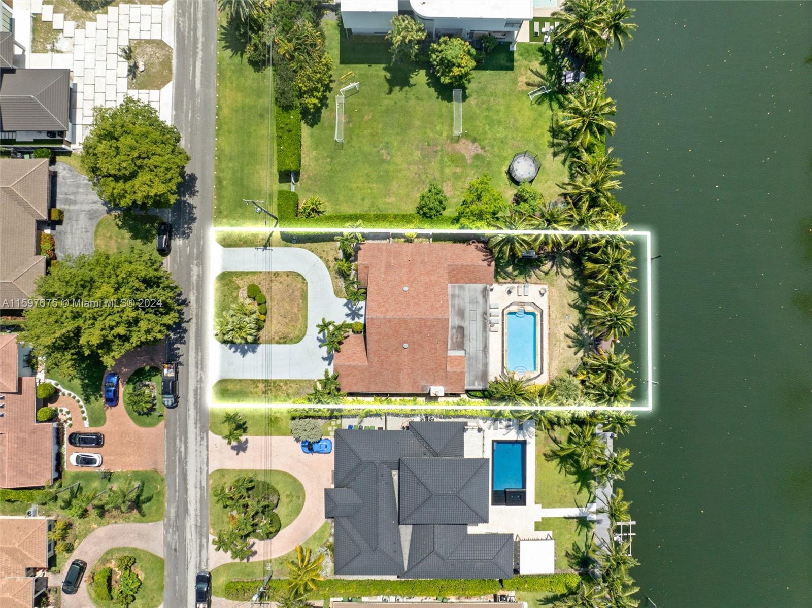 413 Holiday Dr