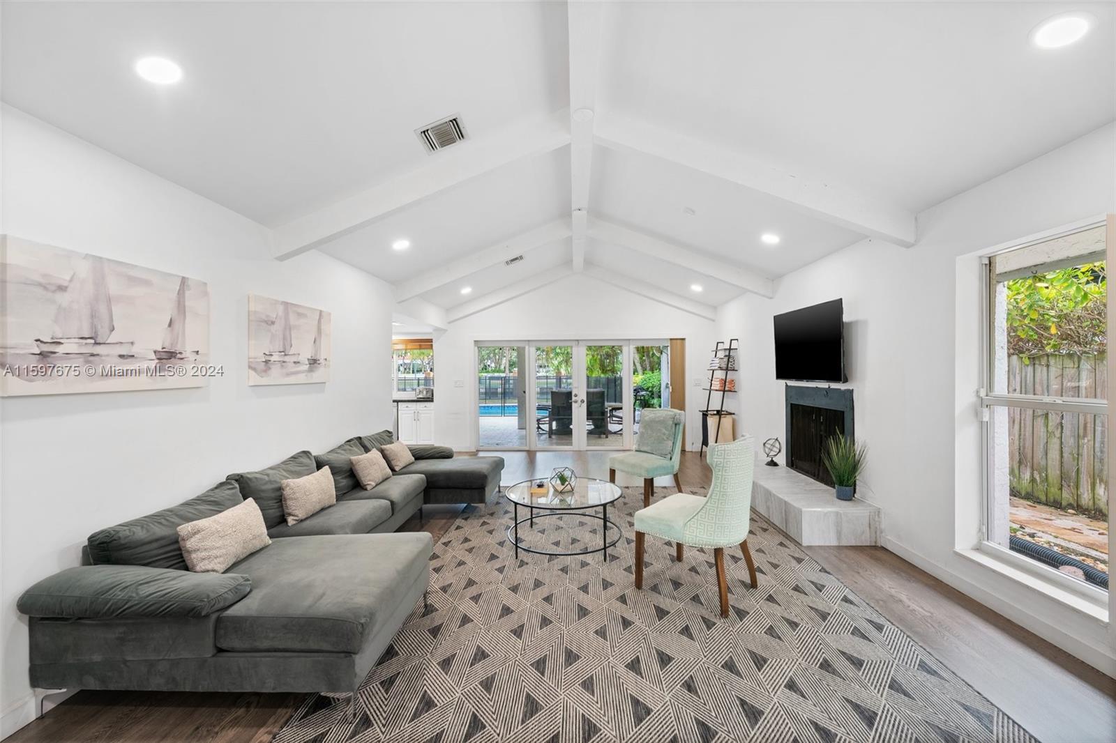 413 Holiday Dr