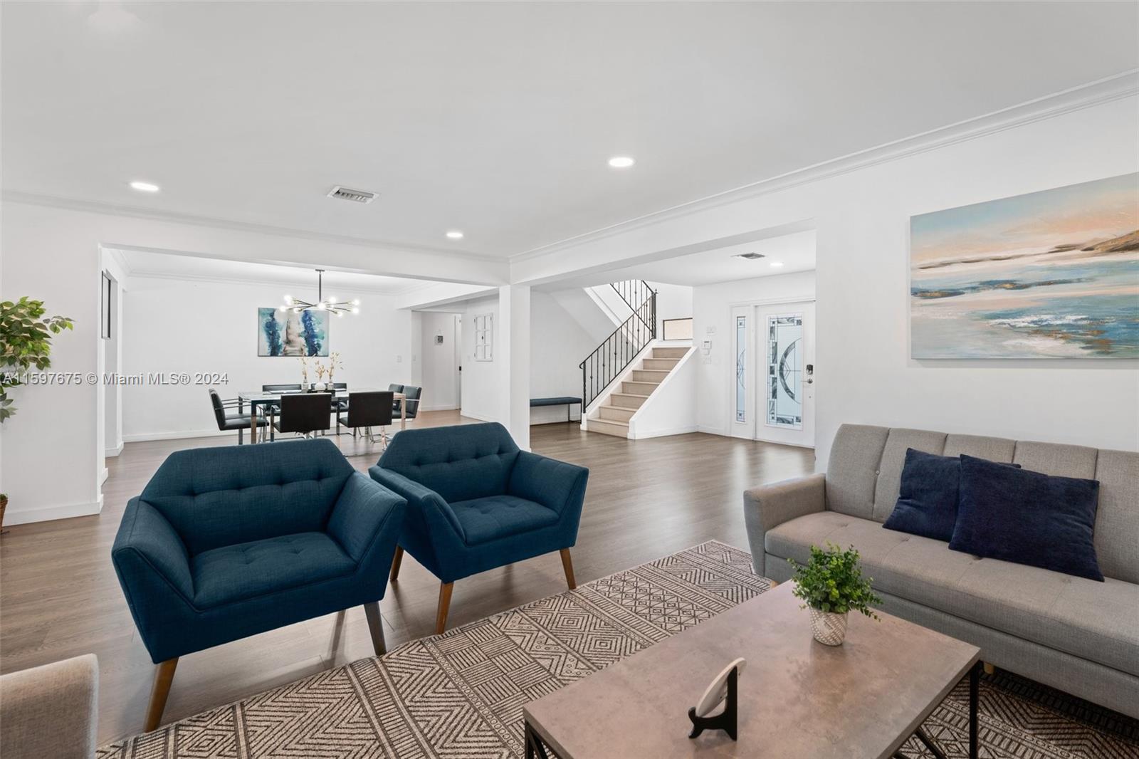 413 Holiday Dr
