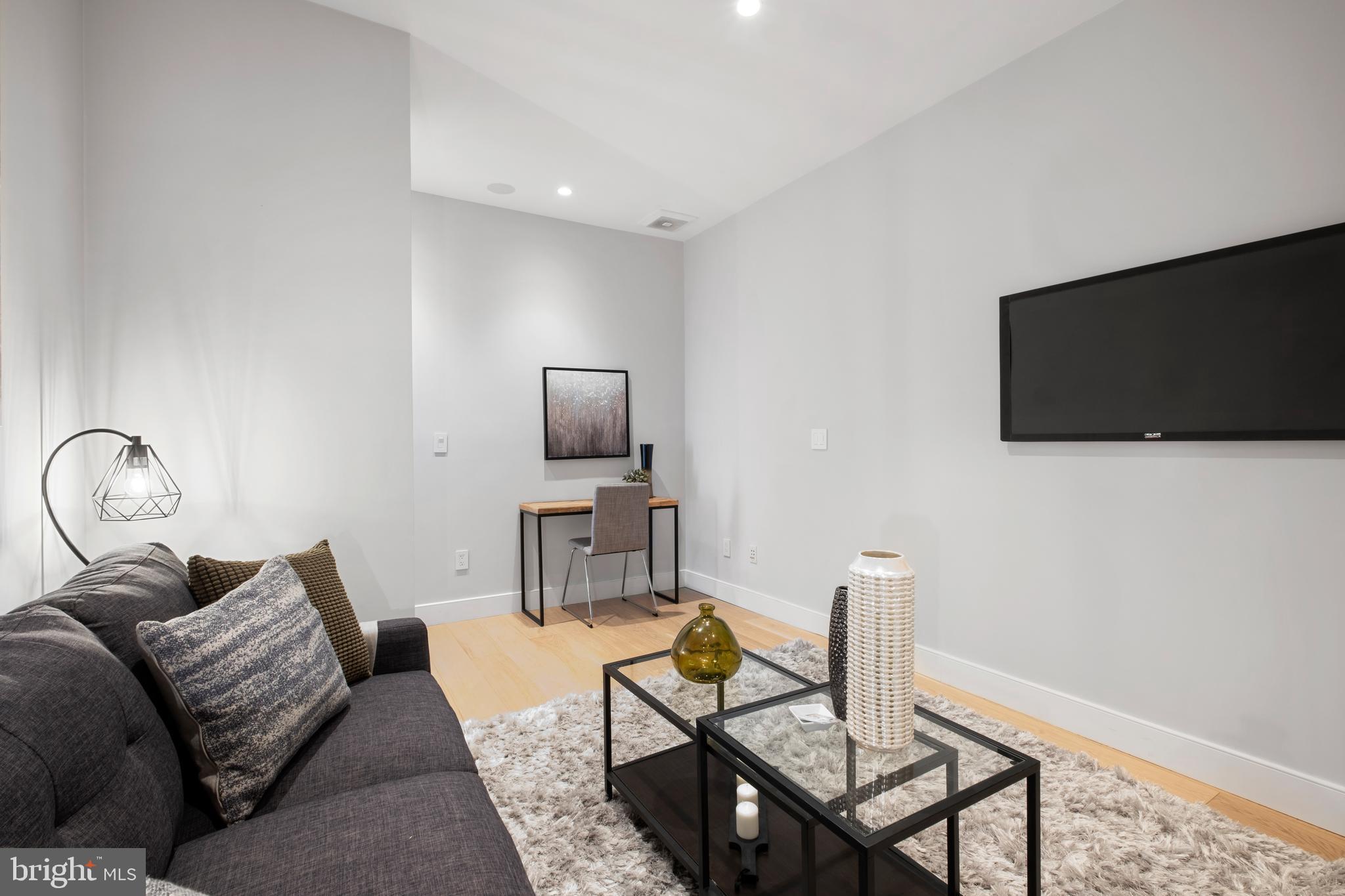 210 W Washington SQUARE Unit: 12NW