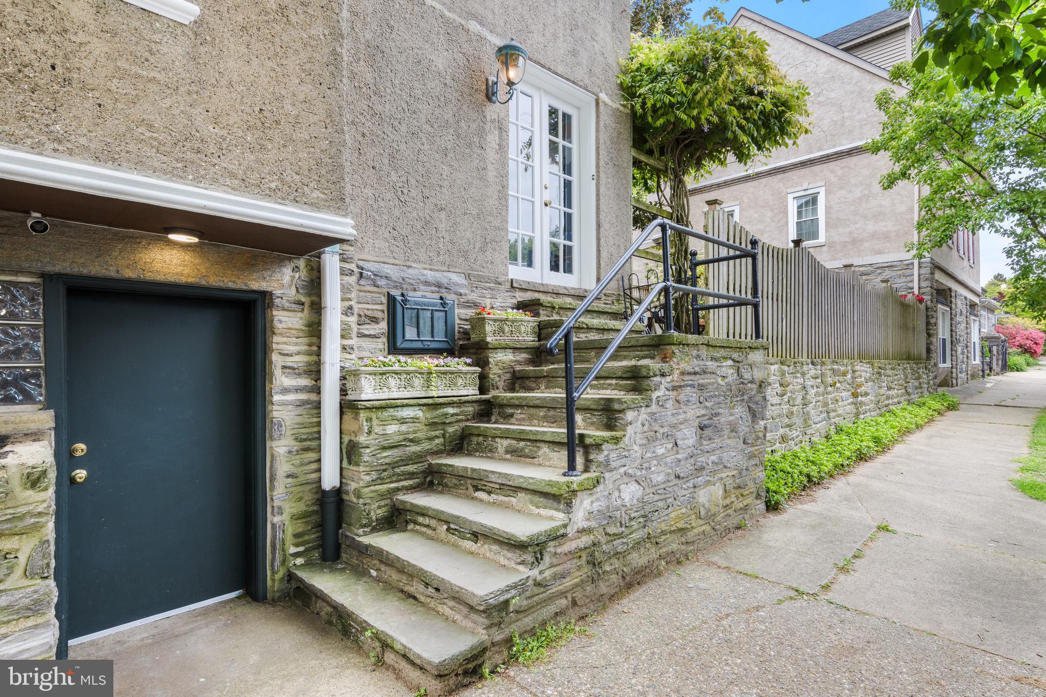 27 E Abington Ave