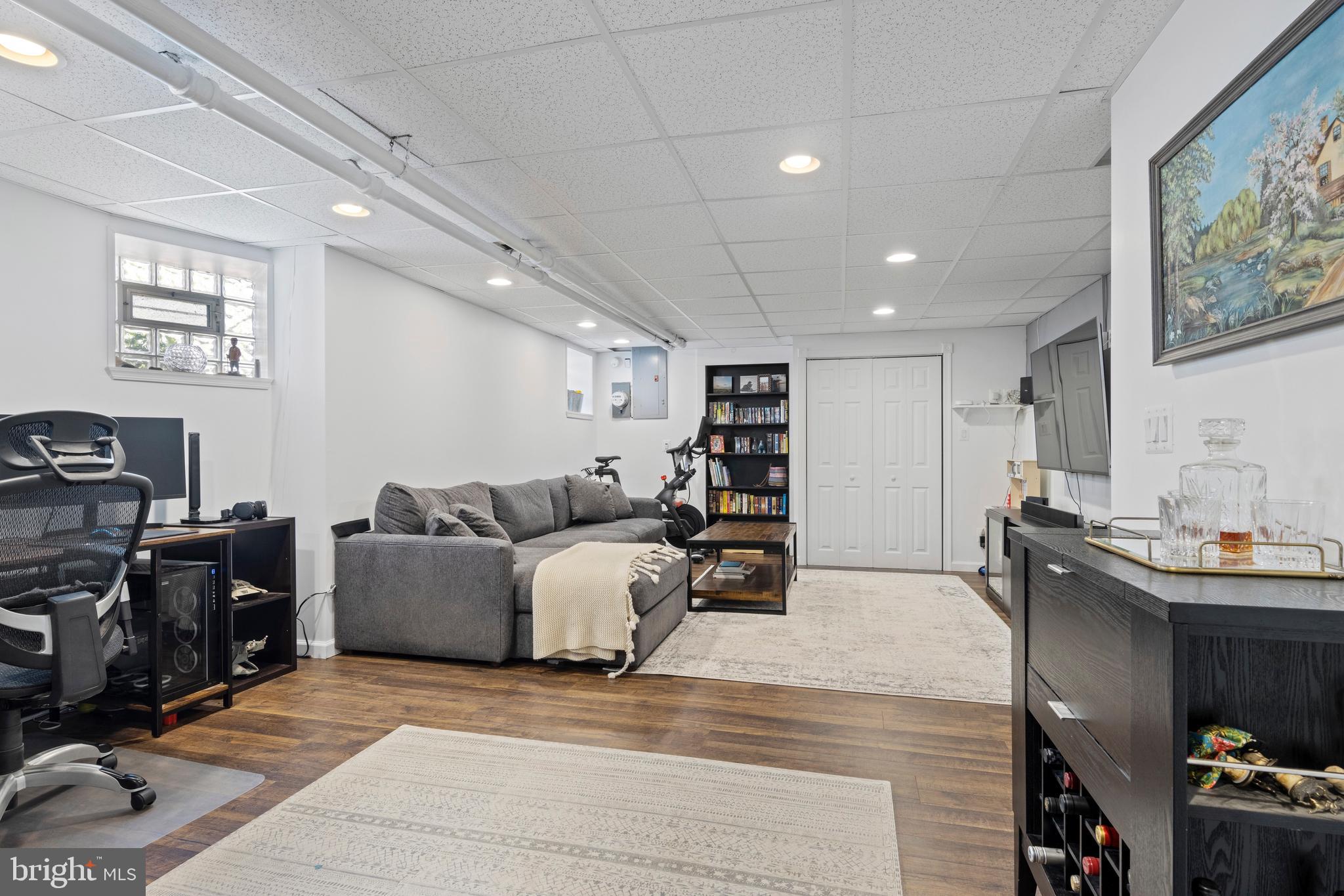 27 E Abington Ave