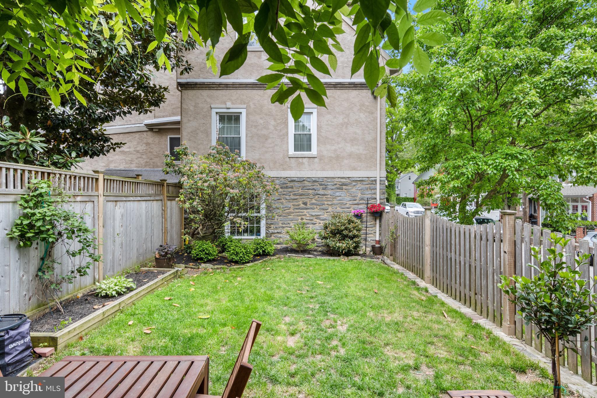 27 E Abington Ave
