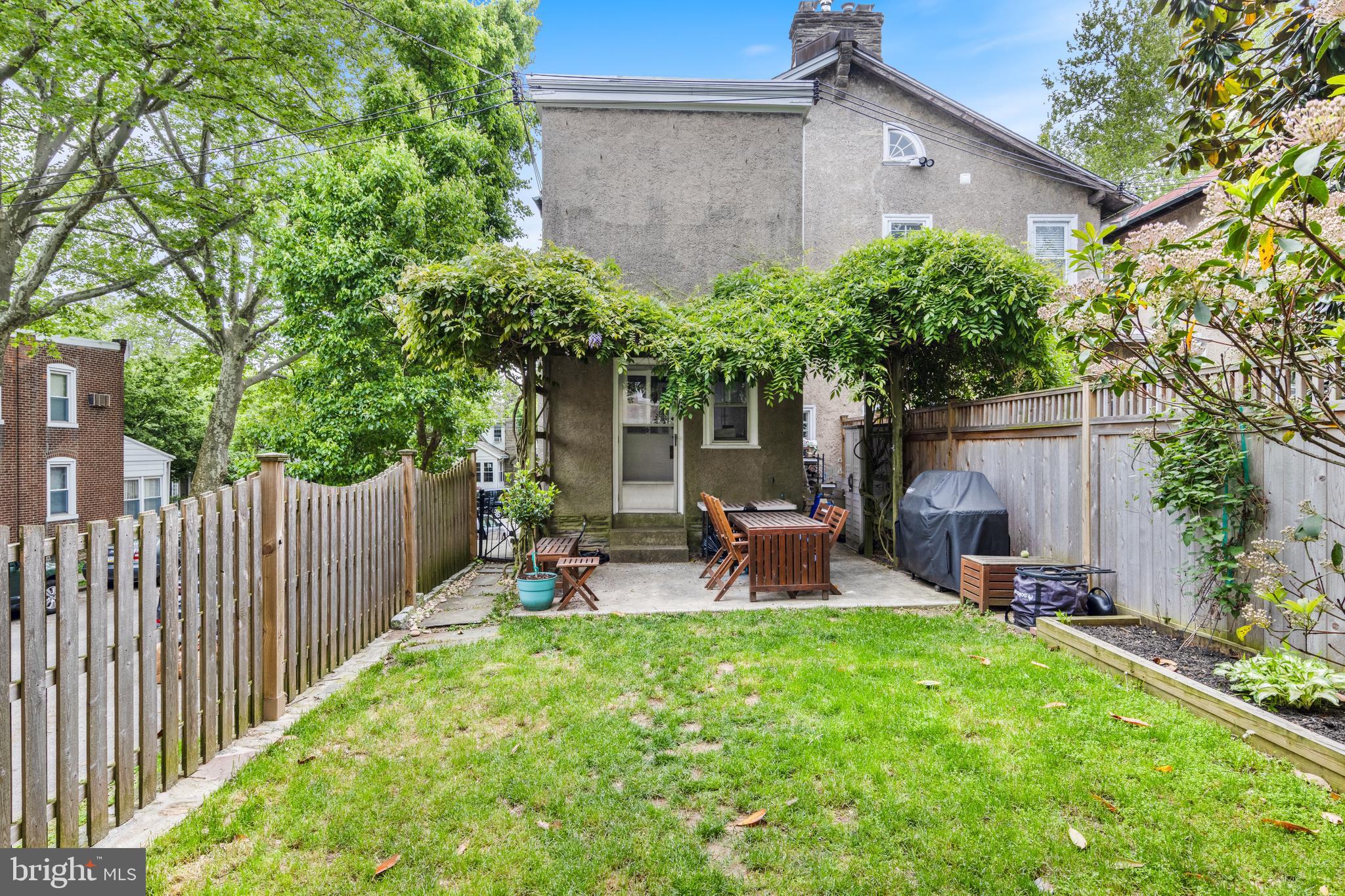 27 E Abington Ave