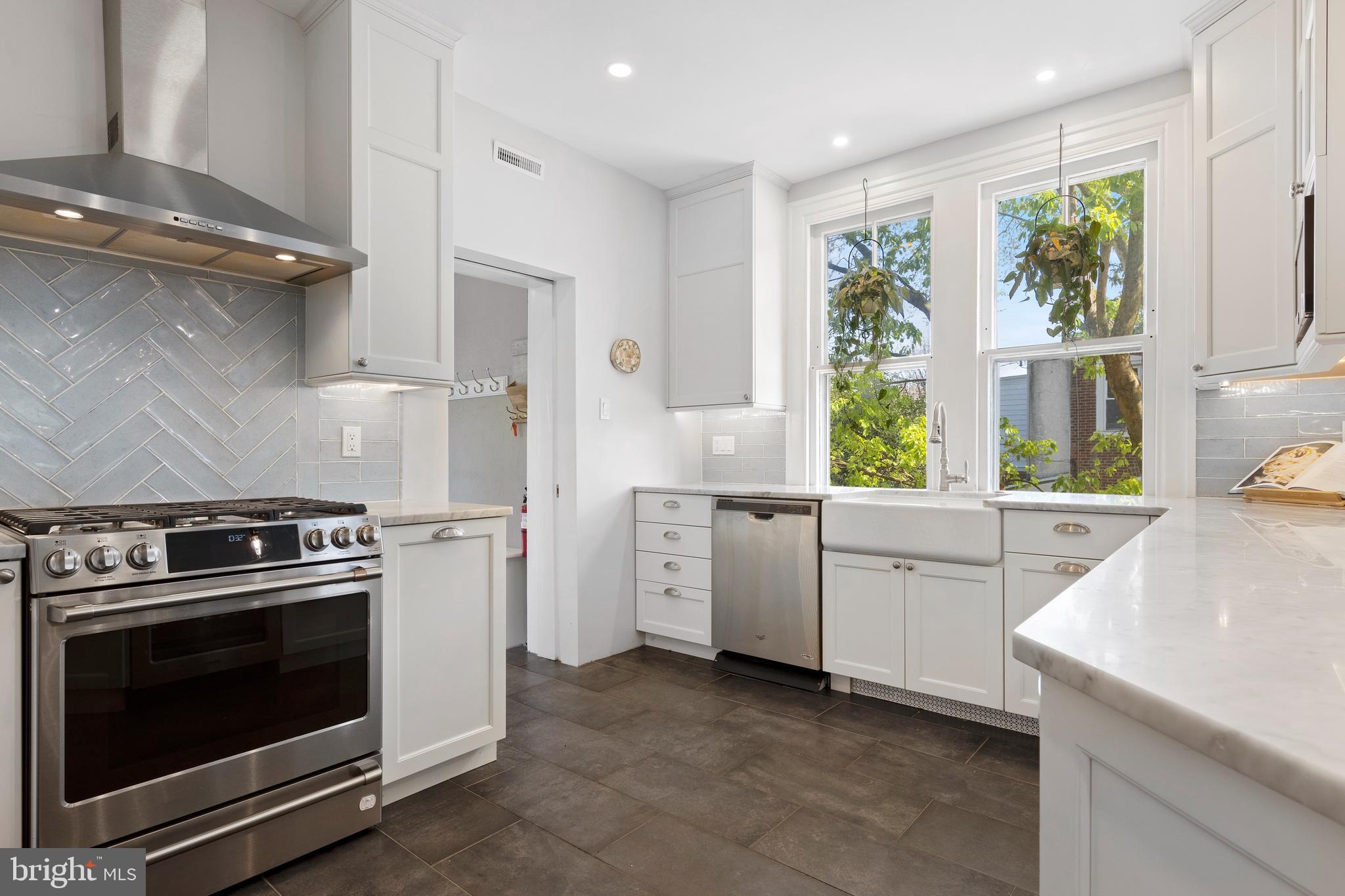 27 E Abington Ave