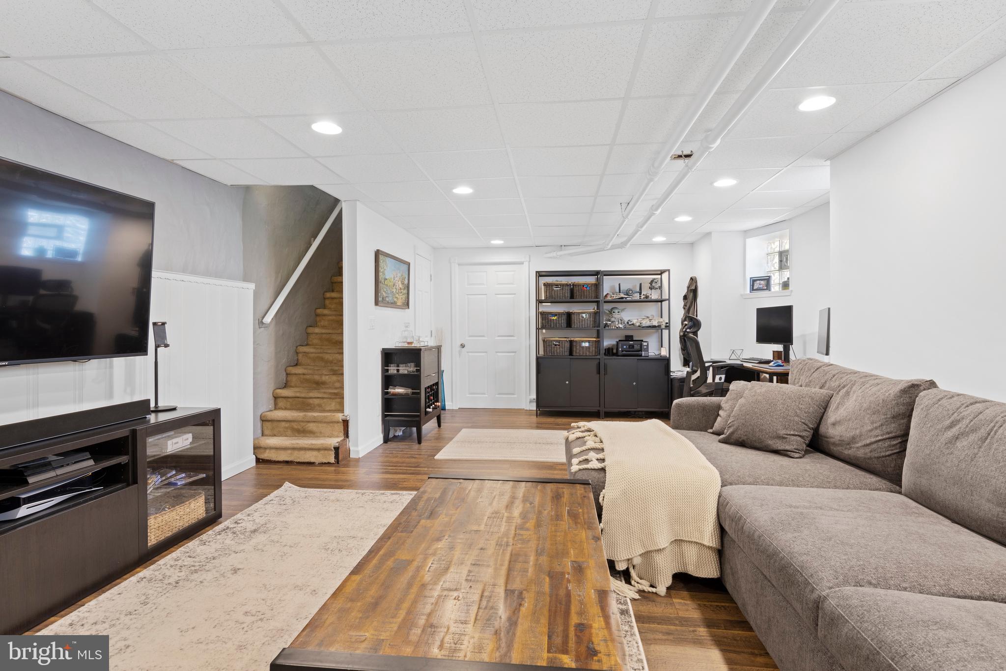 27 E Abington Ave