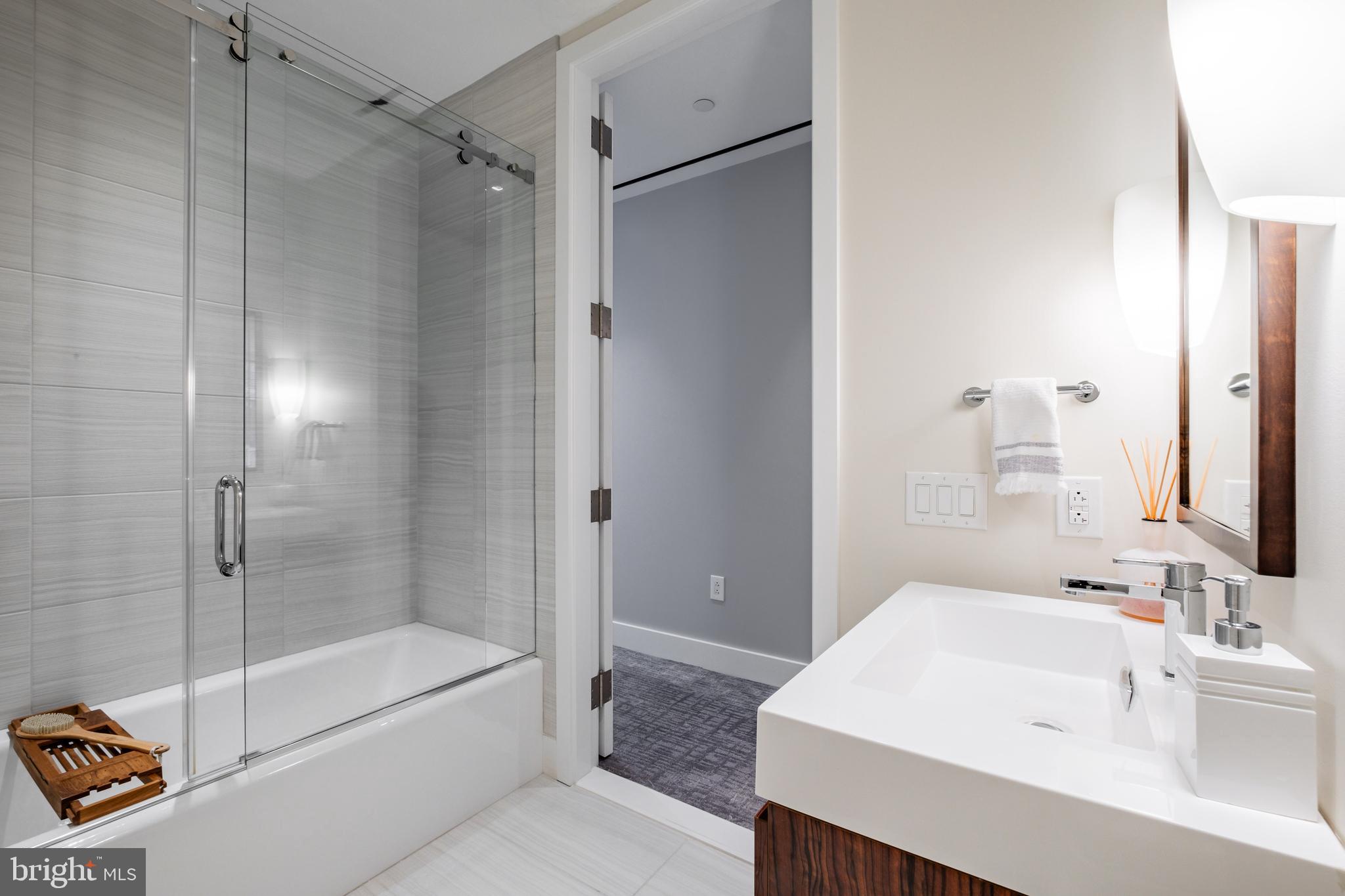 500 Walnut St #1001