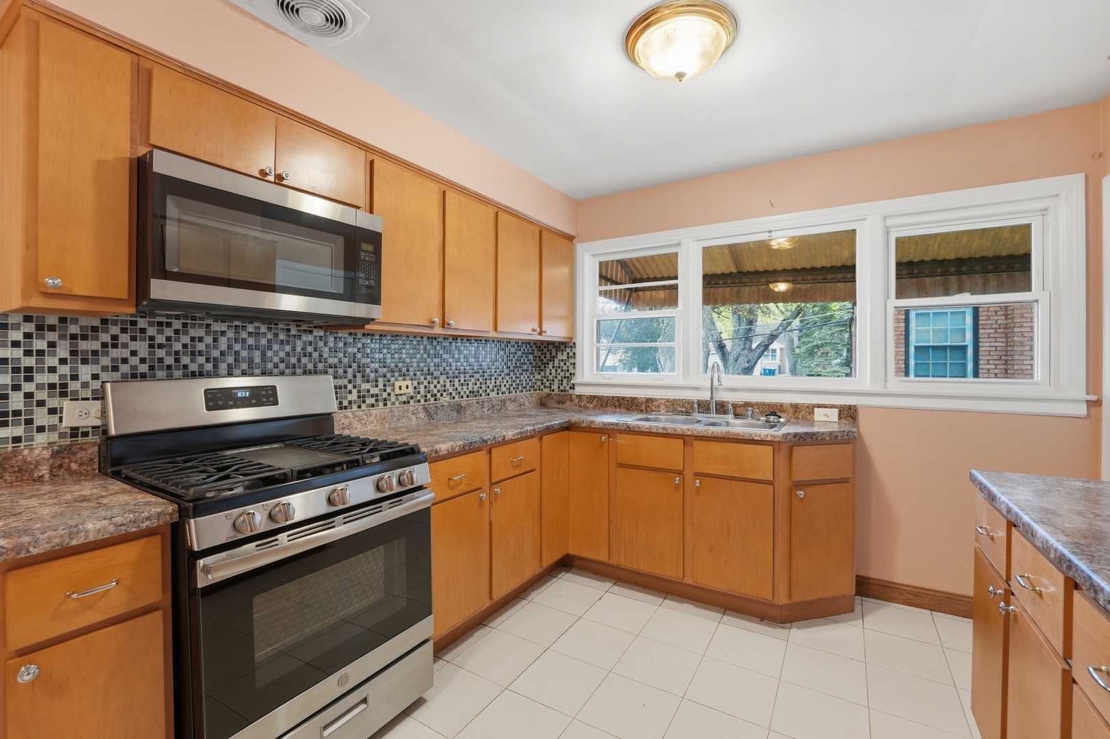 306 W Lonnquist Boulevard