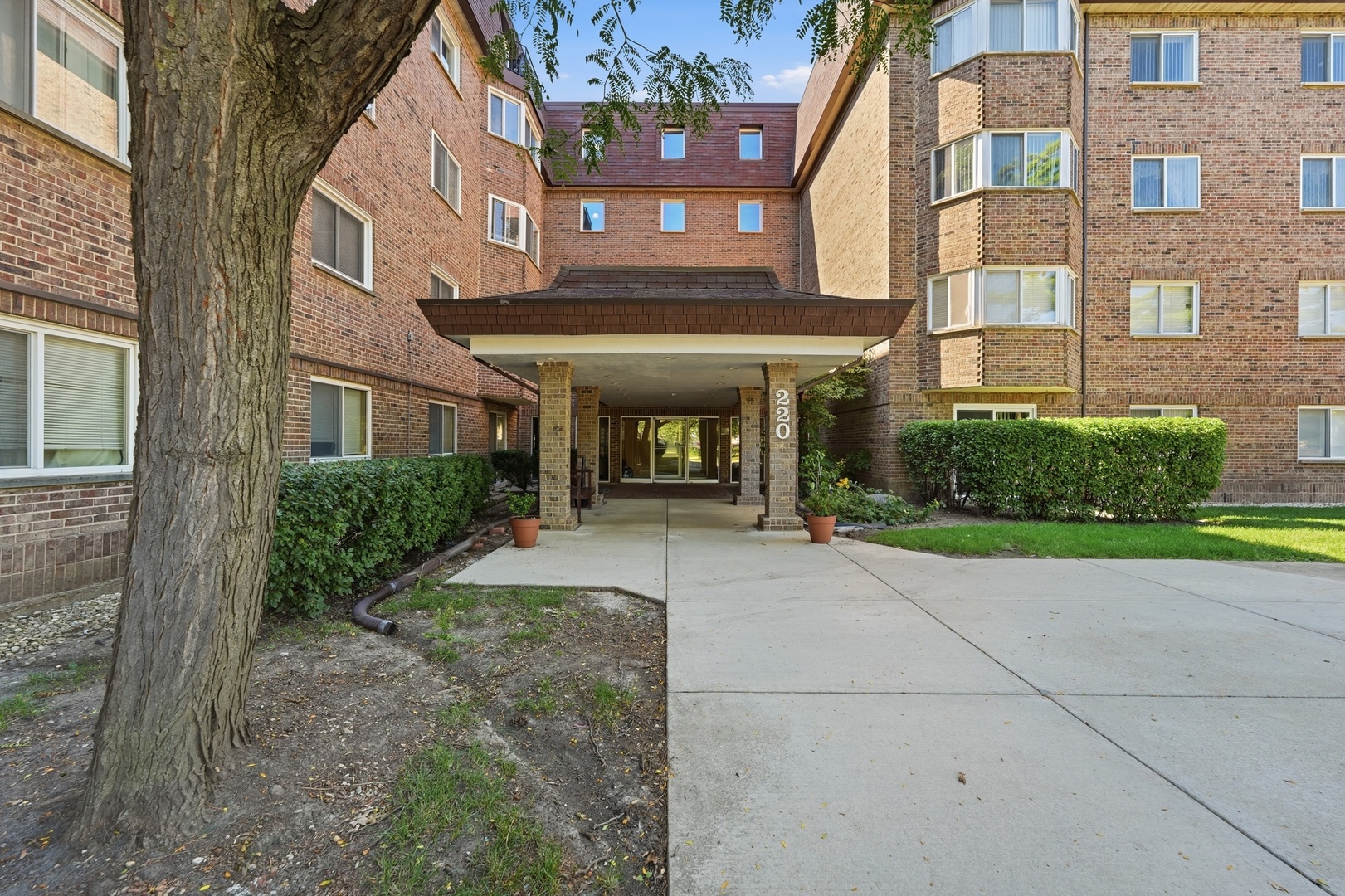 220 S Roselle Road Unit: 524