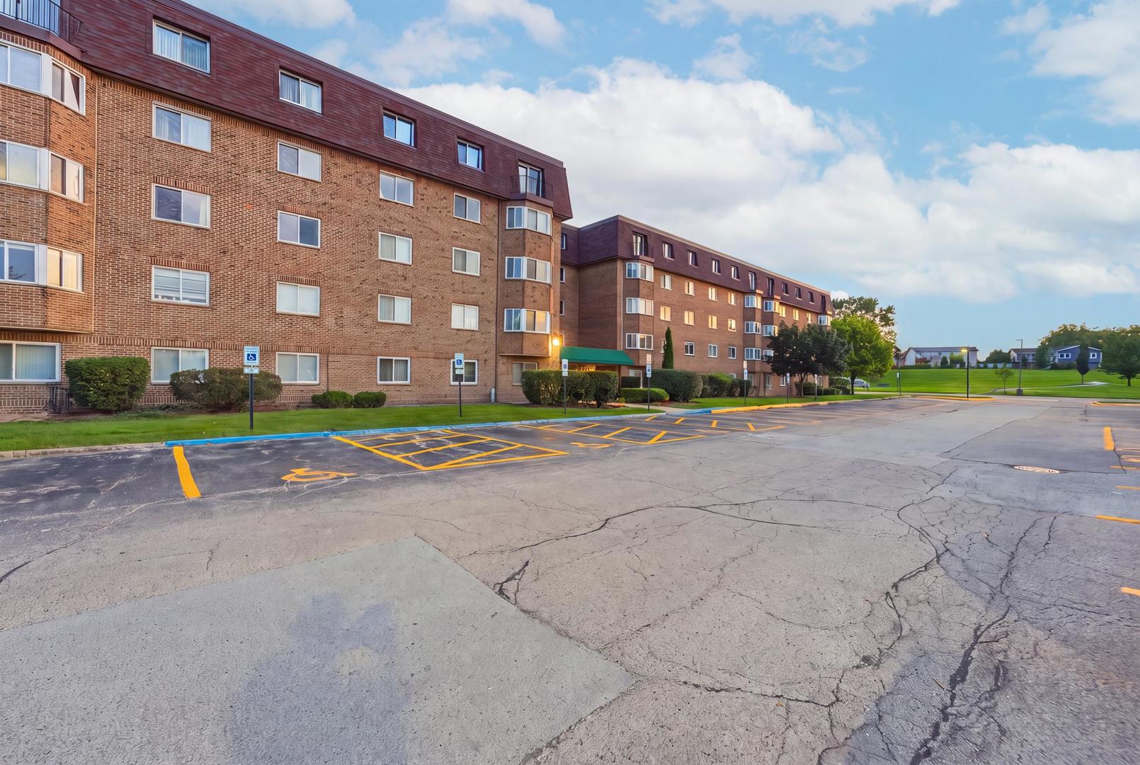 300 S Roselle Road Unit: 522