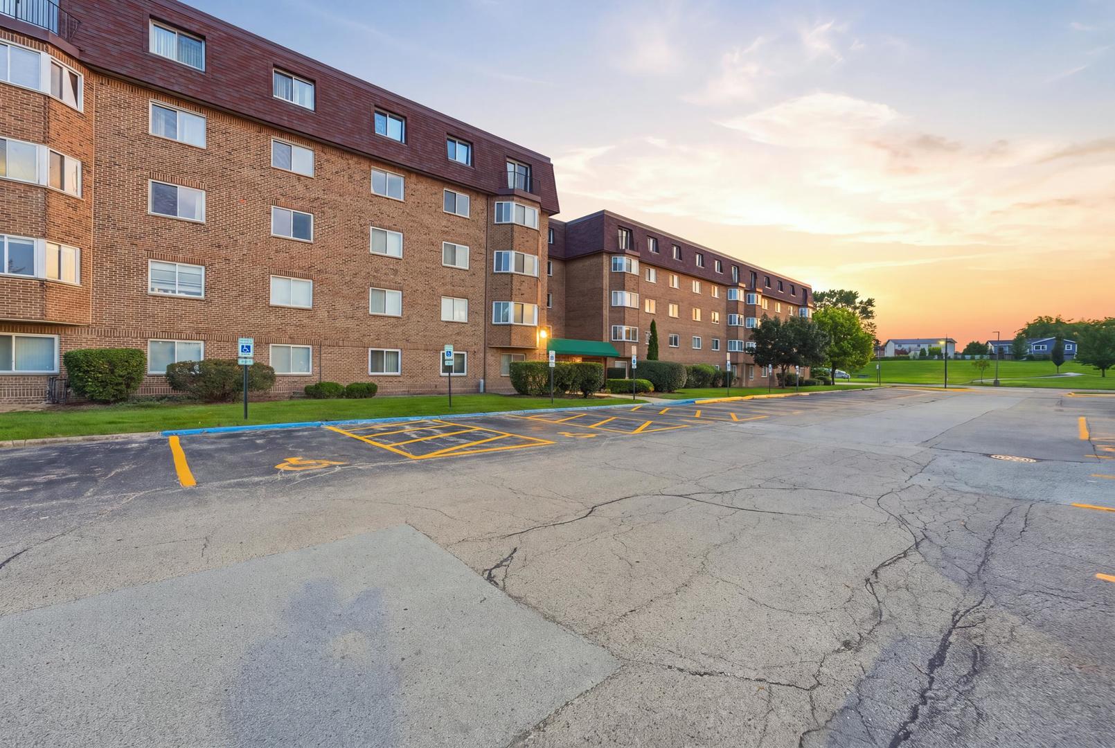 300 S Roselle Road Unit: 522