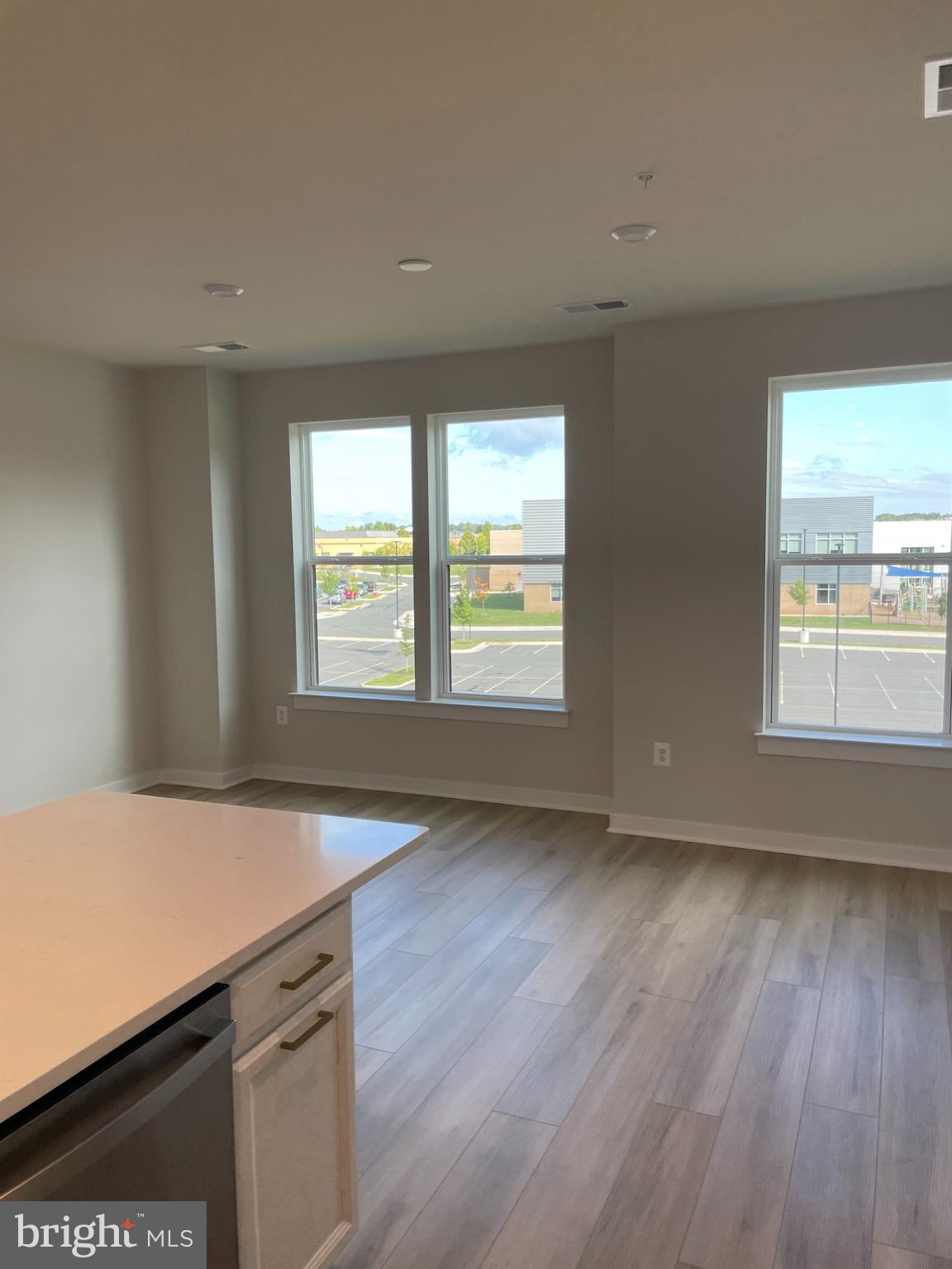 44526 Wolfhound Square