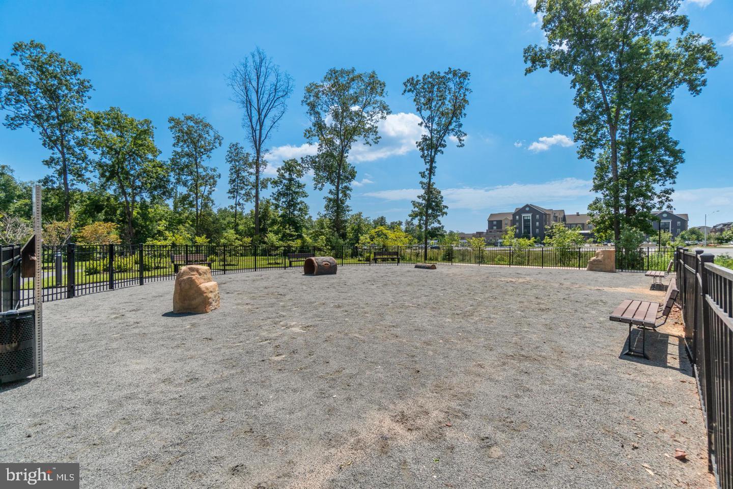 44526 Wolfhound Square