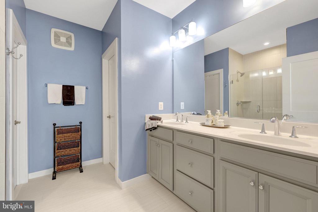 1130 MADEIRA TERRACE SE