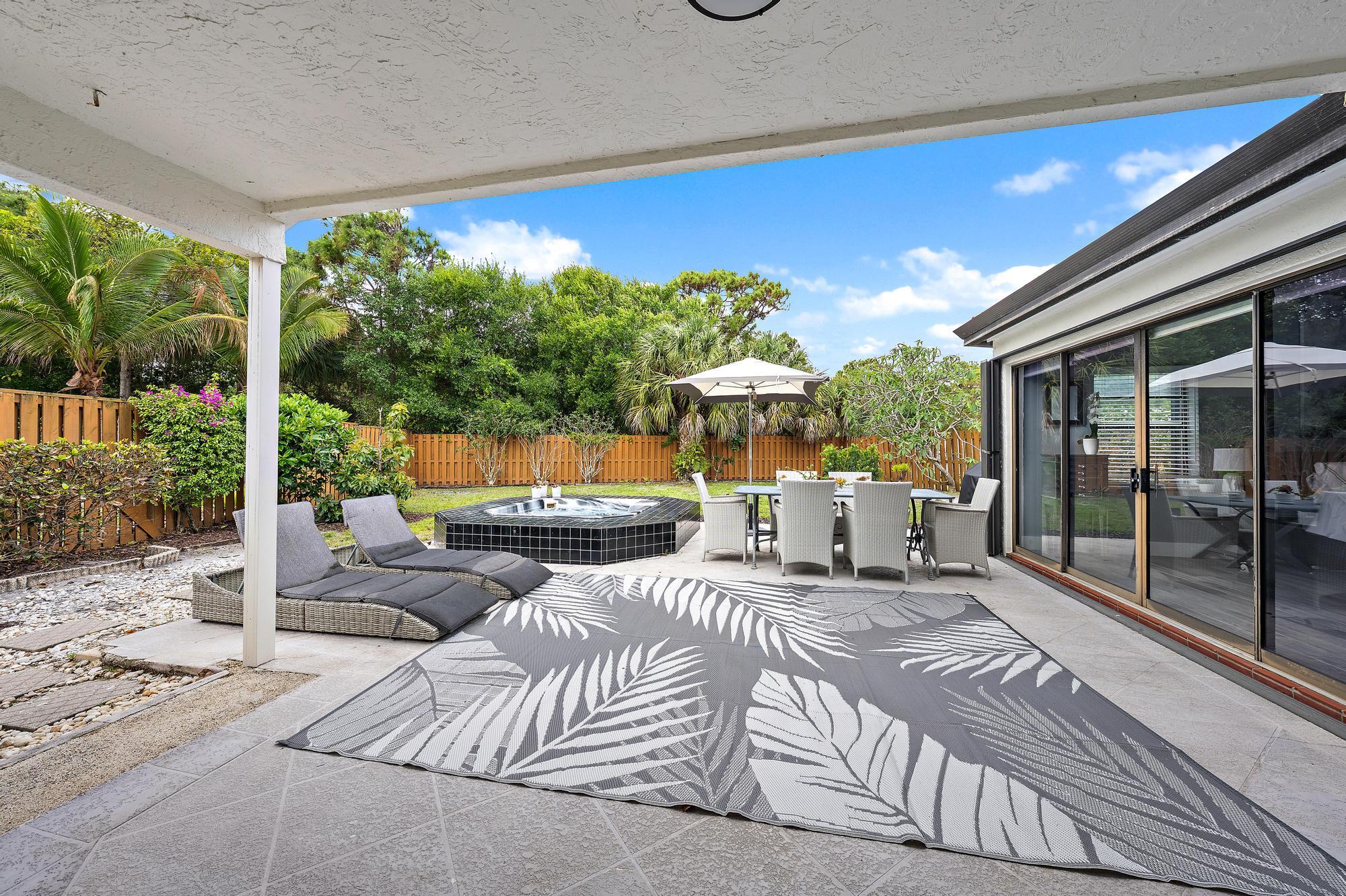2596 La Cristal Circle