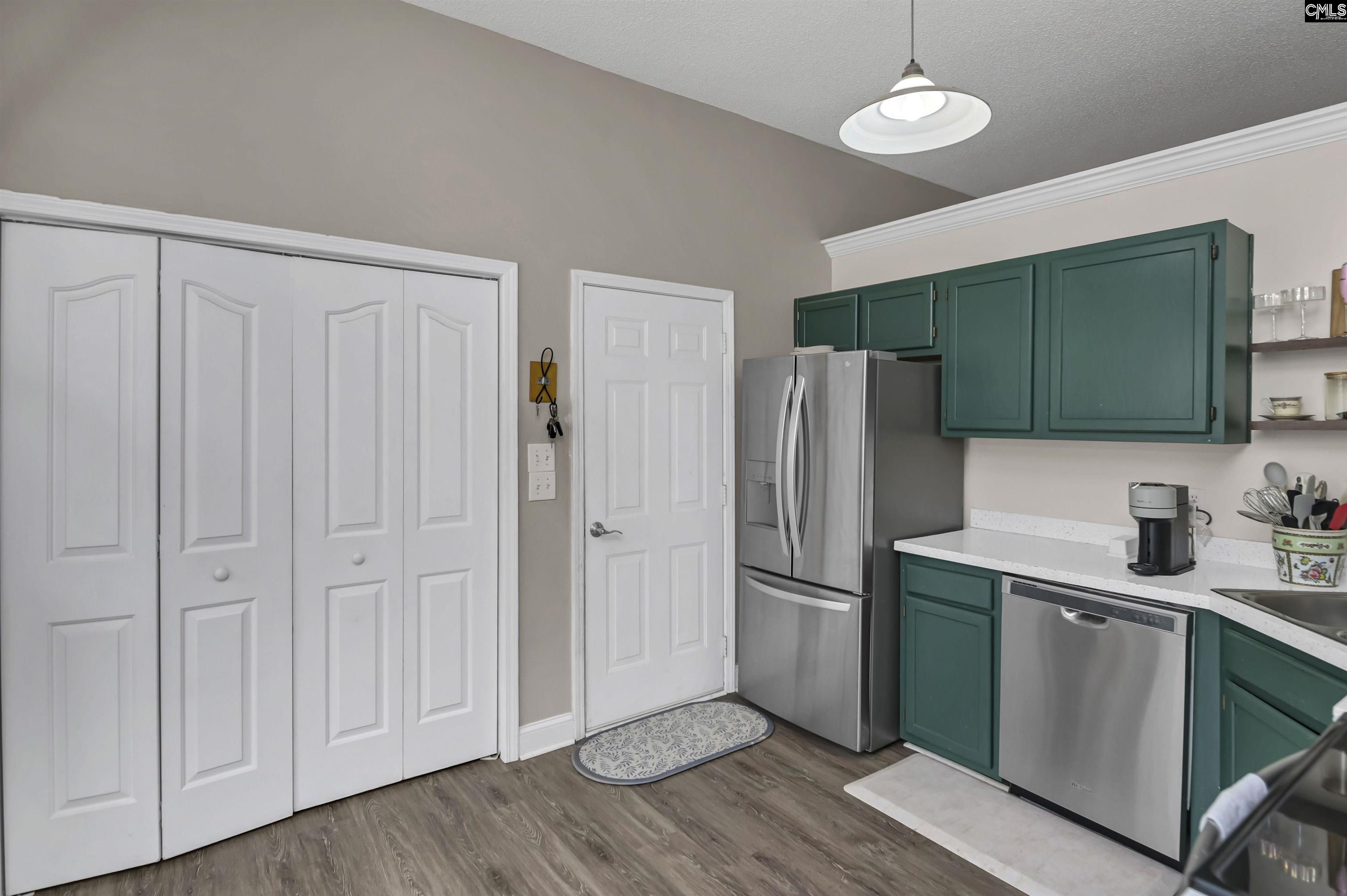 1 Cambridge Oaks Court