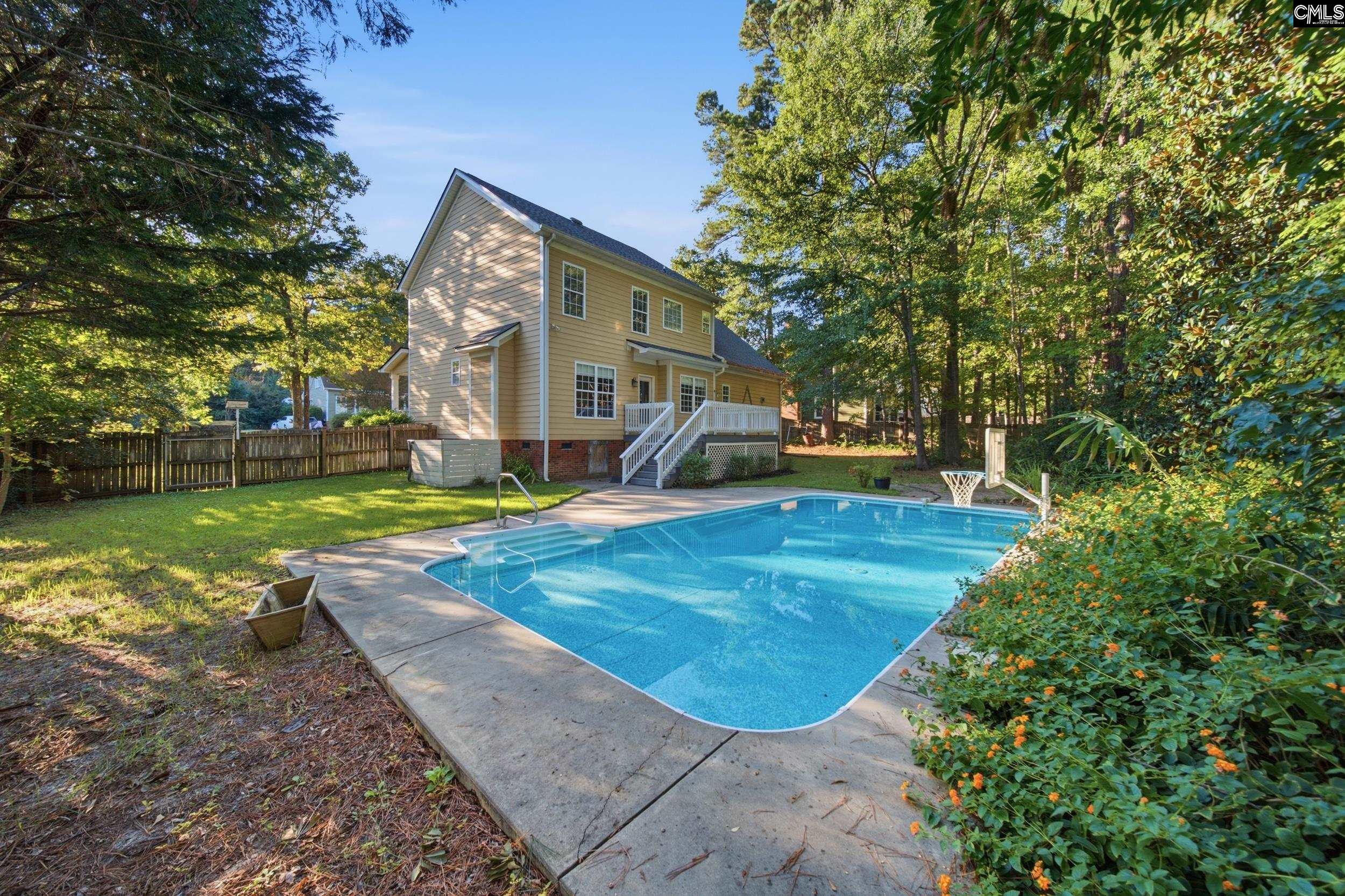 112 Muirfield Court W