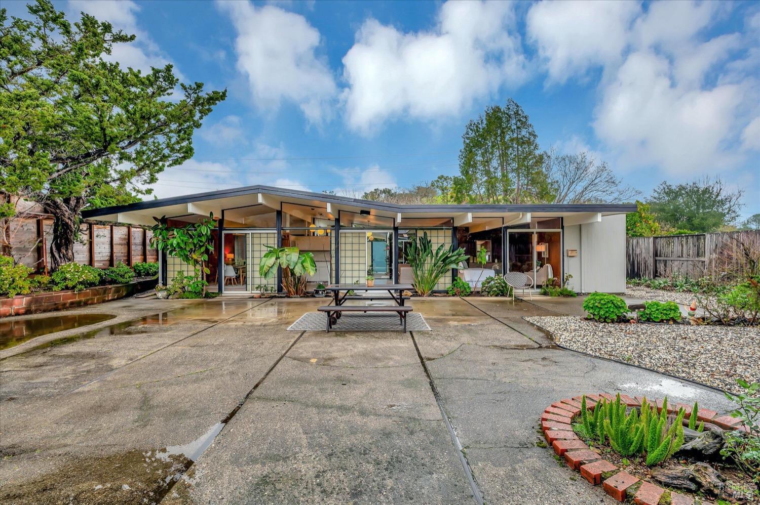 153 Golden Hinde Blvd