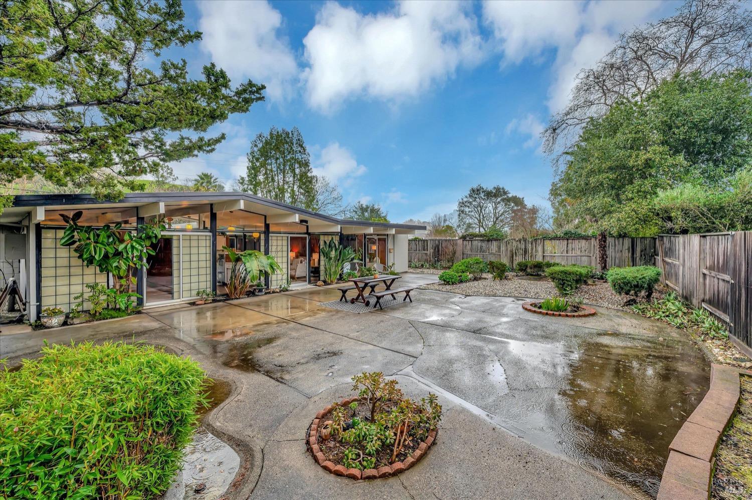 153 Golden Hinde Blvd