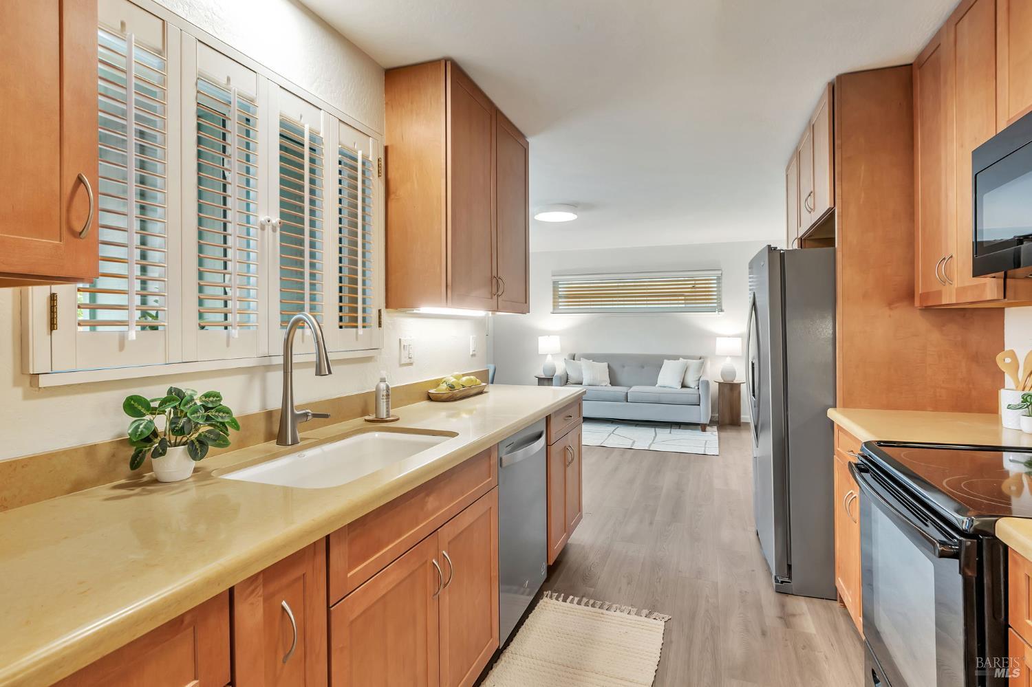 8 Riviera Pl
