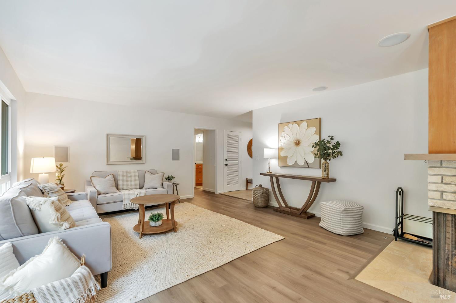 8 Riviera Pl