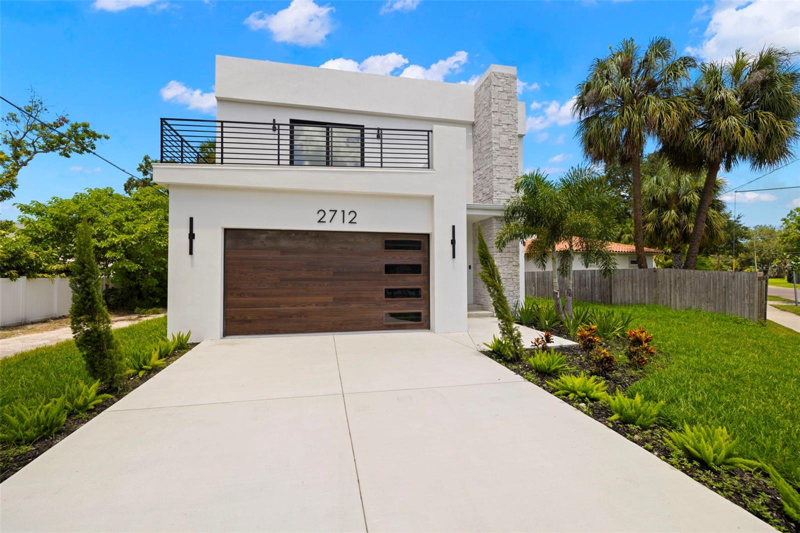 2712 N OAKDALE DR
