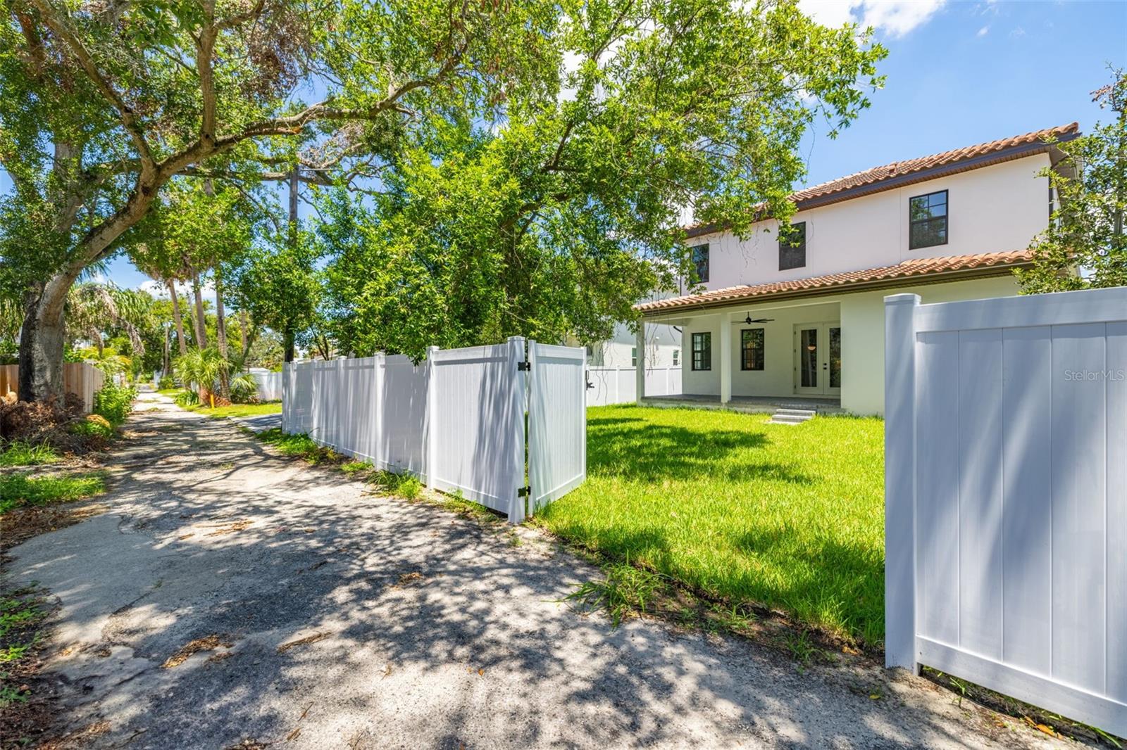 320 W PARK AVE