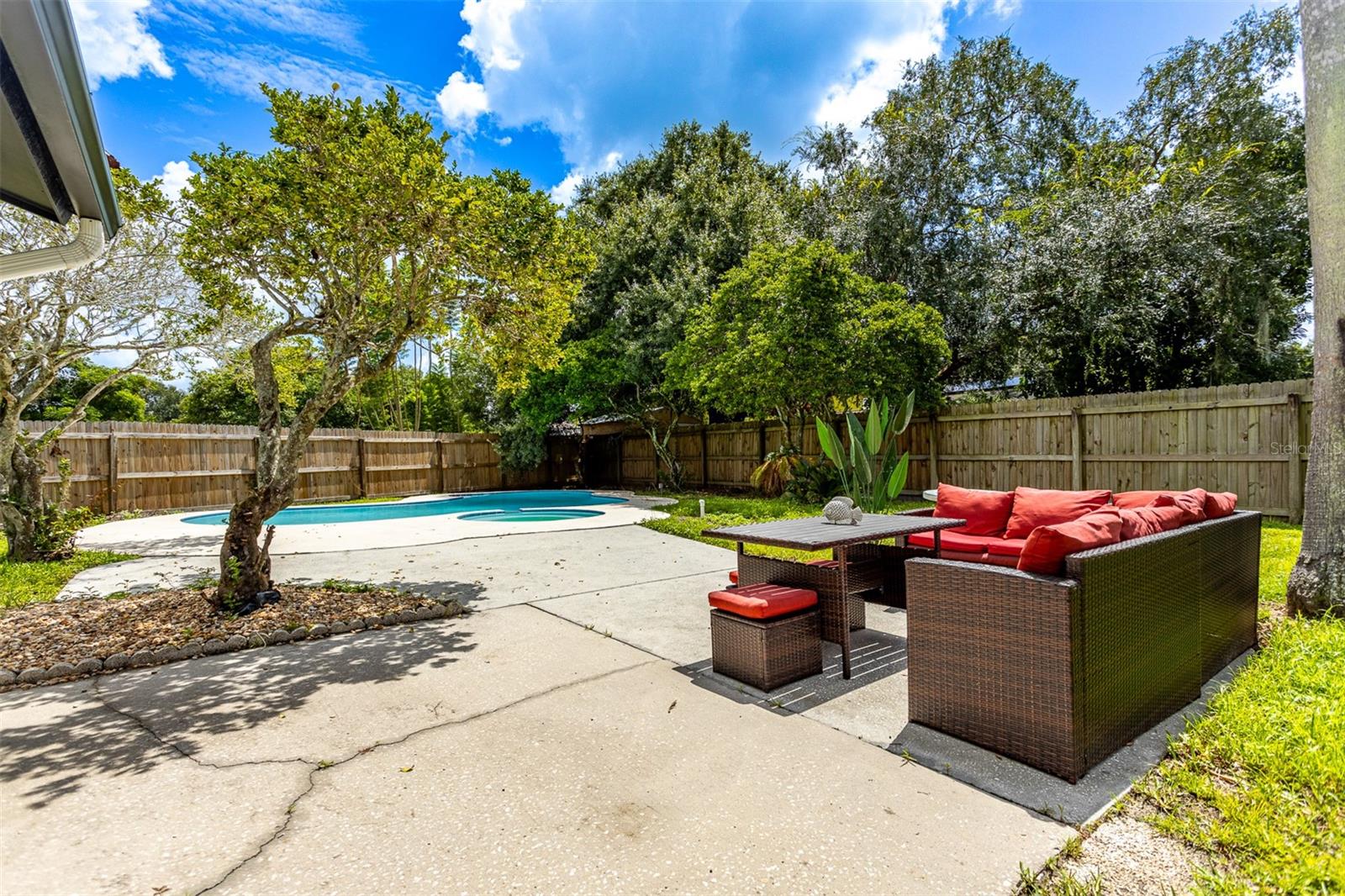 1635 PALM LEAF DR