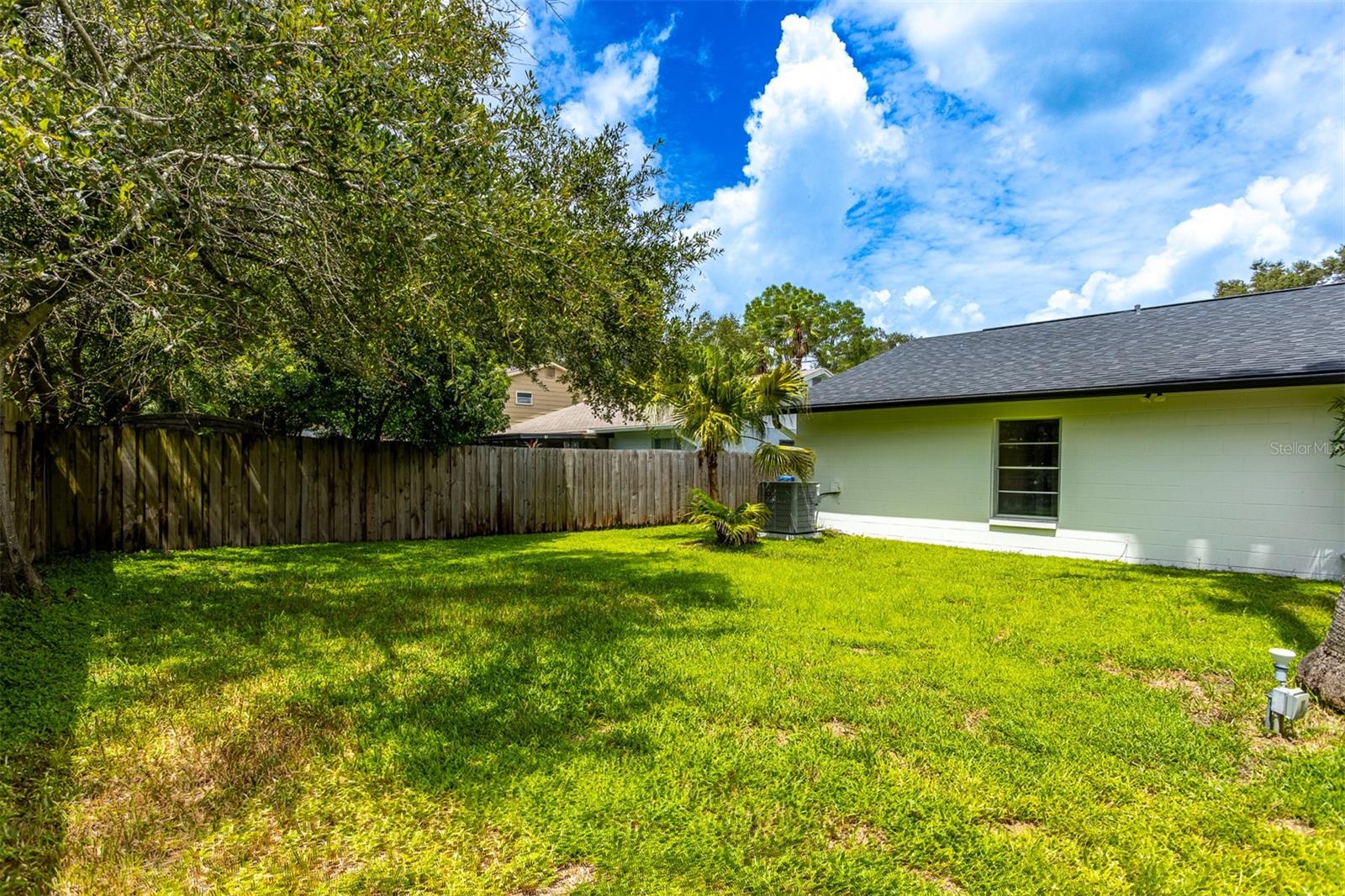 1635 PALM LEAF DR