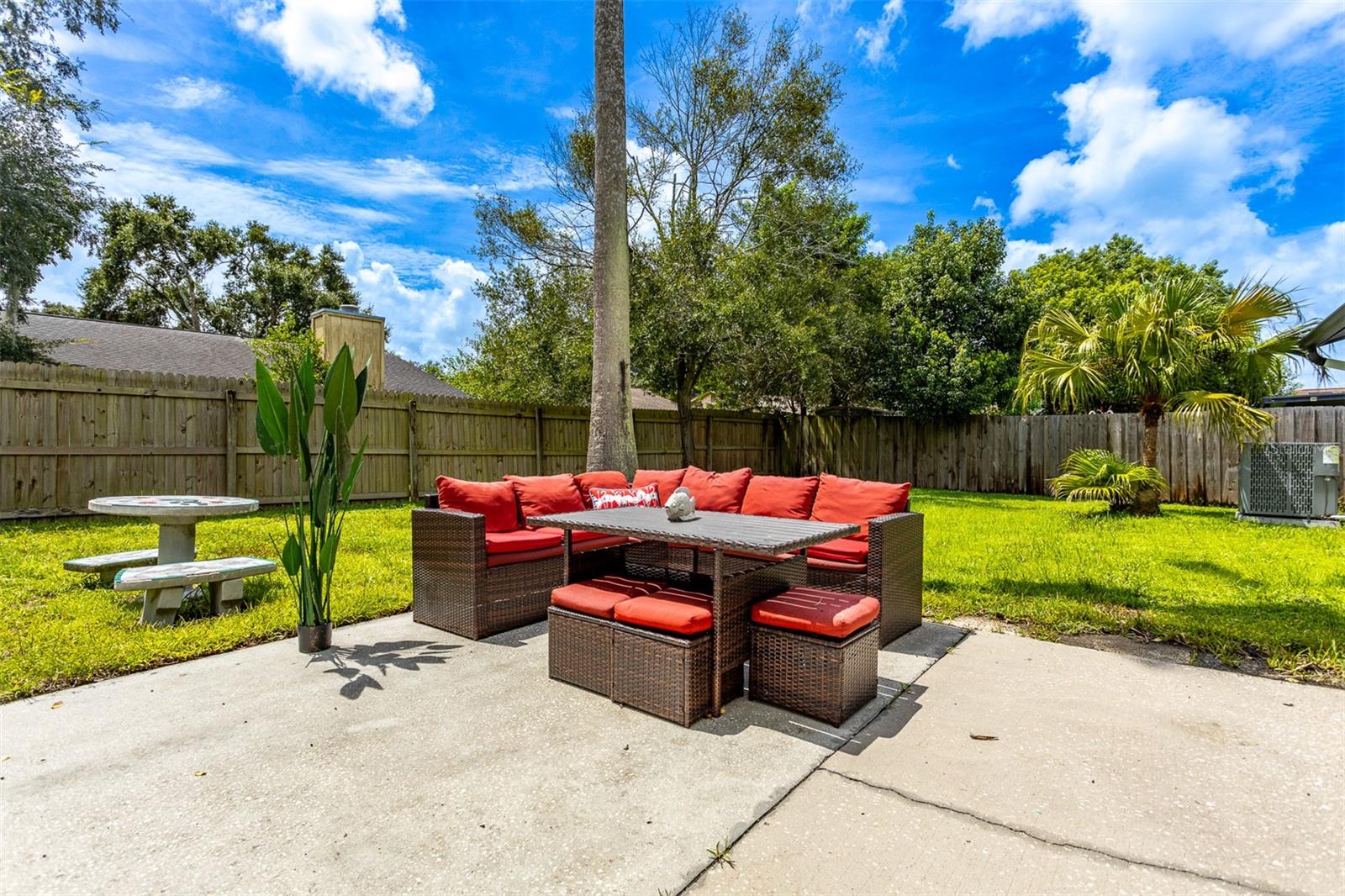 1635 PALM LEAF DR