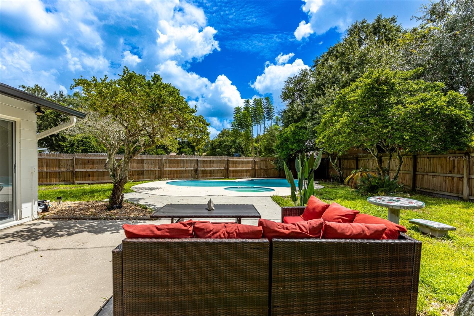 1635 PALM LEAF DR