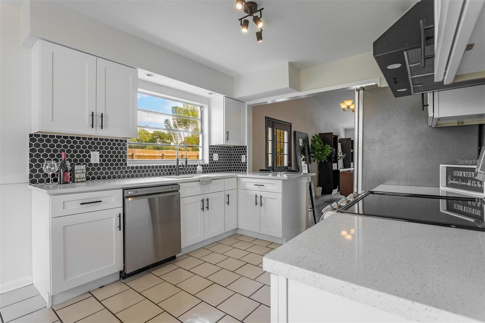 1635 PALM LEAF DR
