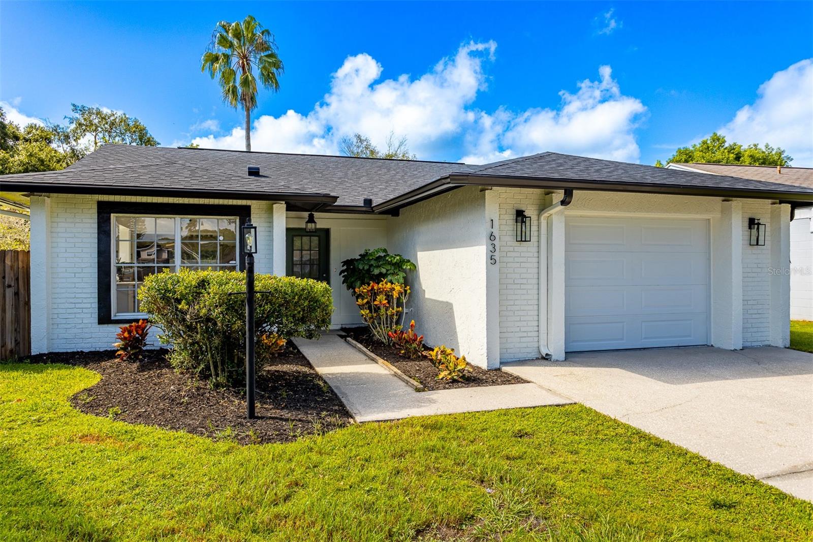 1635 PALM LEAF DR