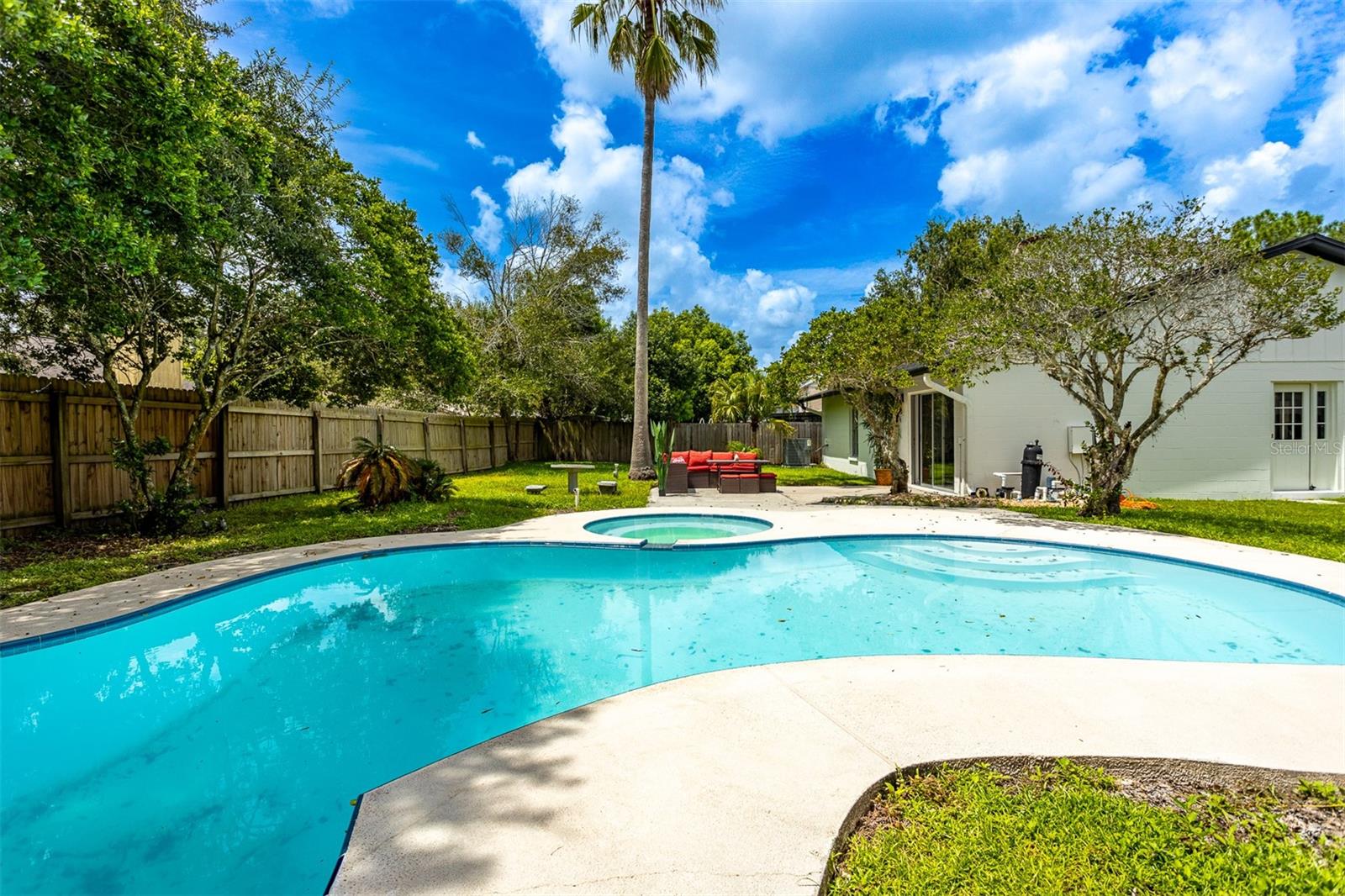 1635 PALM LEAF DR