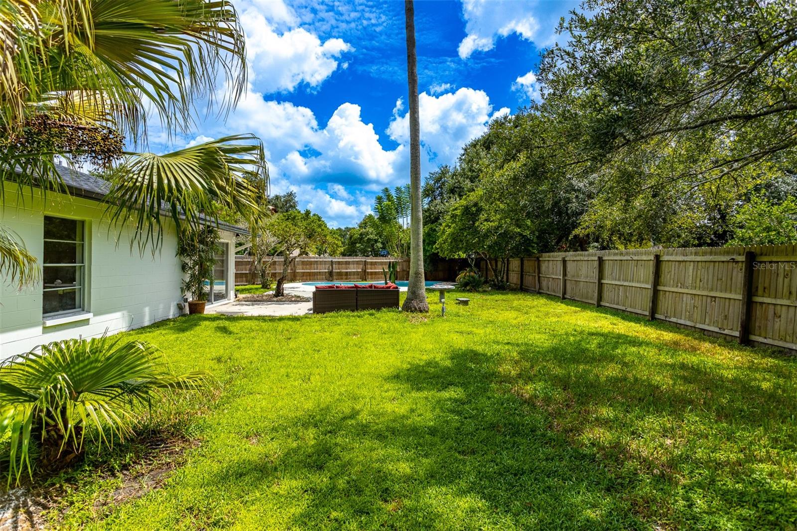 1635 PALM LEAF DR