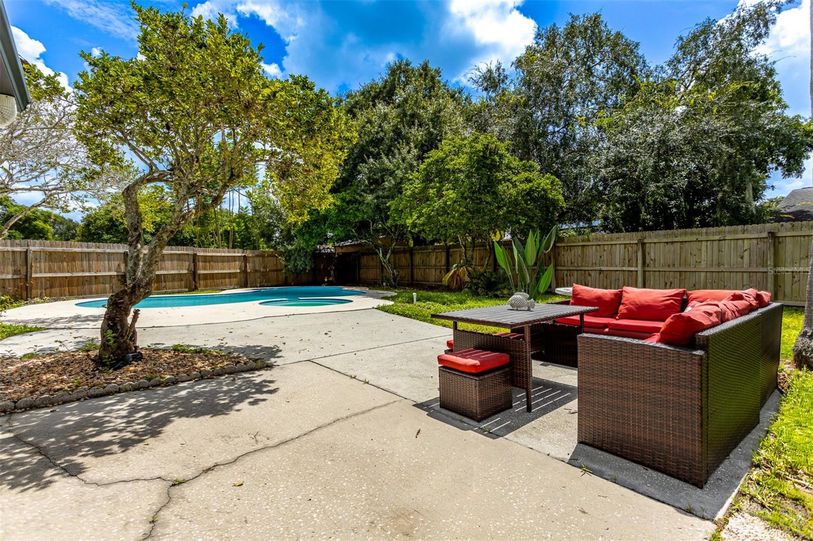 1635 PALM LEAF DR