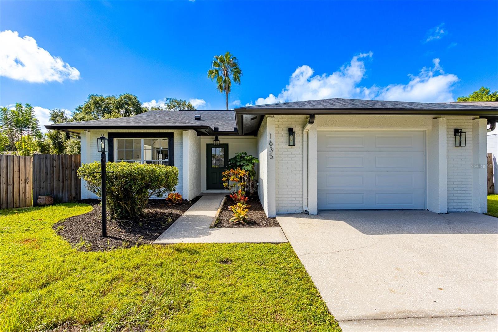 1635 PALM LEAF DR