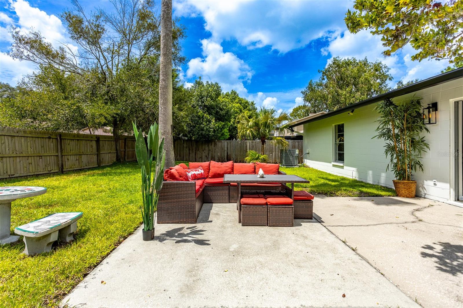 1635 PALM LEAF DR