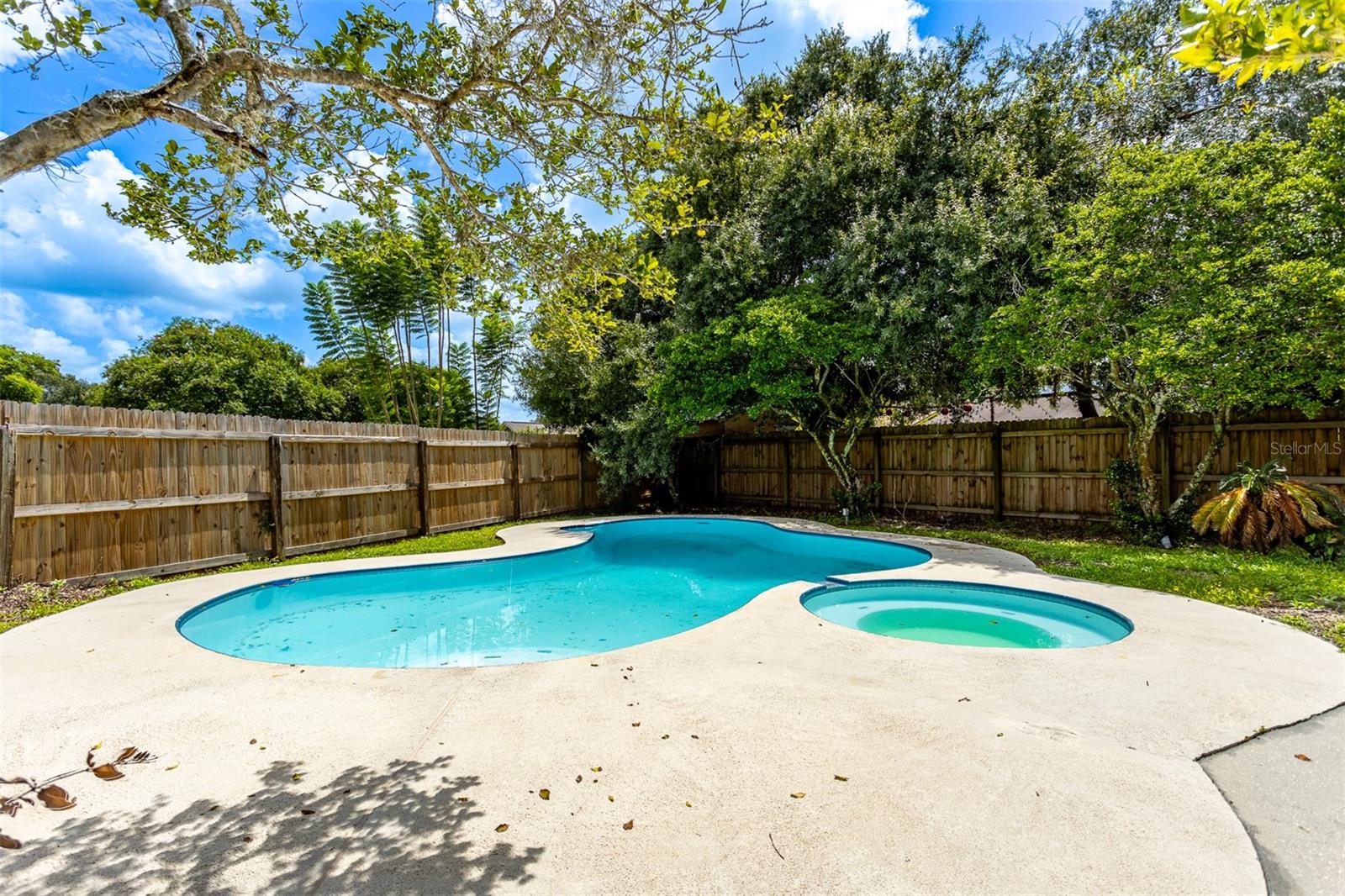 1635 PALM LEAF DR